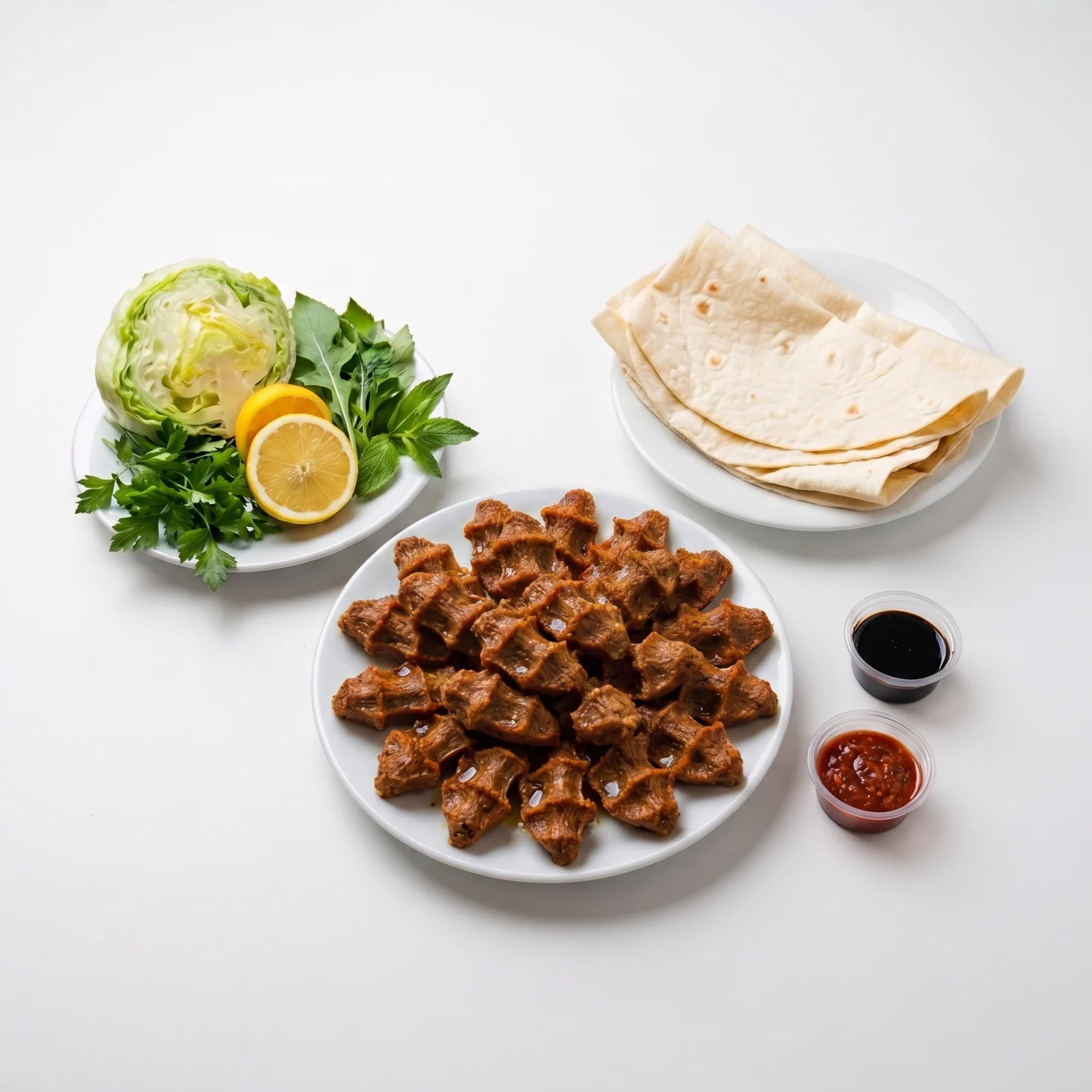 400 gr etsiz çiğ köfte; yarım göbek marul, limon, lavaş ve soslarla birlikte sunulur.